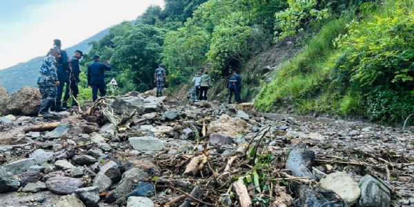 भारी वर्षाले नेपालका मध्य पर्वतीय सडक अवरुद्ध, हजारौँ यात्रु फसे