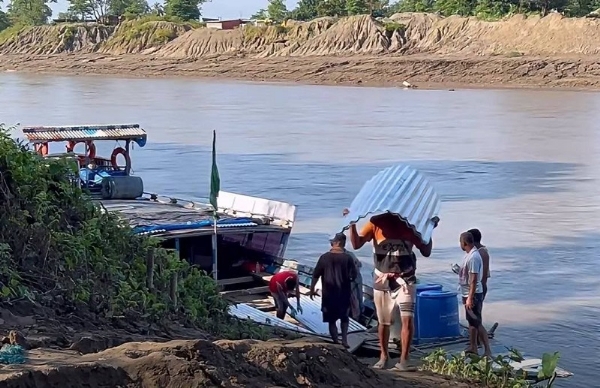 असमः बाढ़ क्षतिग्रस्त आसियाने को फिर से तैयार करने की जद्दो-जहद करते प्रभावित लोग।