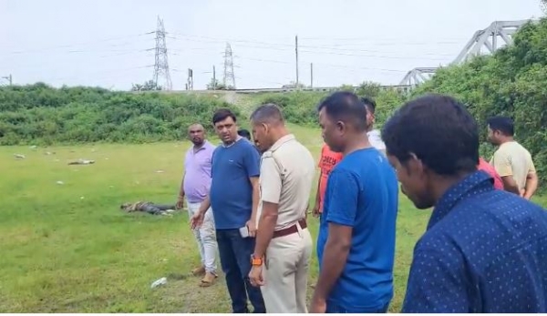 मौके पर पहुंची जलपाईगुड़ी कोतवाली थाने की पुलिस जांच करते हुए मौके पर पहुंची जलपाईगुड़ी कोतवाली थाने की पुलिस जांच करते हुए