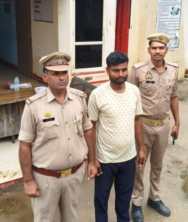 पुलिस गिरफ्तार में आरोपित चालक