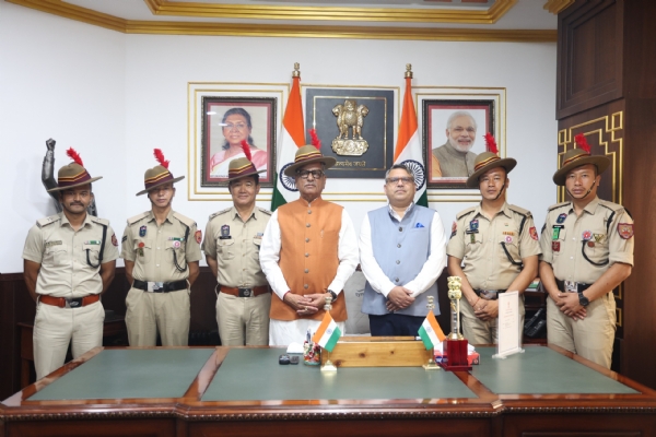 राज्यपाल र पुलिस अधिकारीहरू