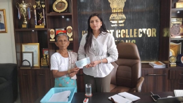 पैह्रो प्रभावित परिवारलाई अनुग्रह सहायता प्रदान पैह्रो प्रभावित परिवारलाई अनुग्रह सहायता प्रदान