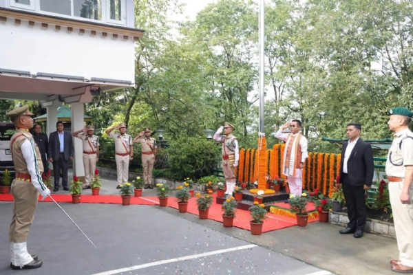 मुख्यमन्त्री आधिकारिक निवासमा राष्ट्रिय झण्डा फहराउंदै