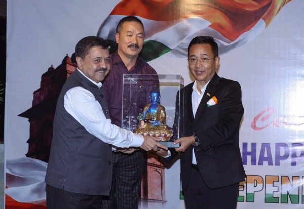 मुख्यमन्त्री, स्वास्थ्य मन्त्री र सचिव। मुख्यमन्त्री, स्वास्थ्य मन्त्री र सचिव।