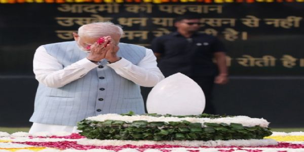 प्रधानमन्त्री मोदी ‘सदैव अटल’ पुगे, पूर्व प्रधानमन्त्री वाजपेयीप्रति श्रद्धाञ्जली अर्पण गरे, भाजपा, राजनाथ र शाहले पनि सम्झिए