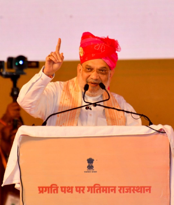 अमित शाह सभा को संबोधित करते हुए