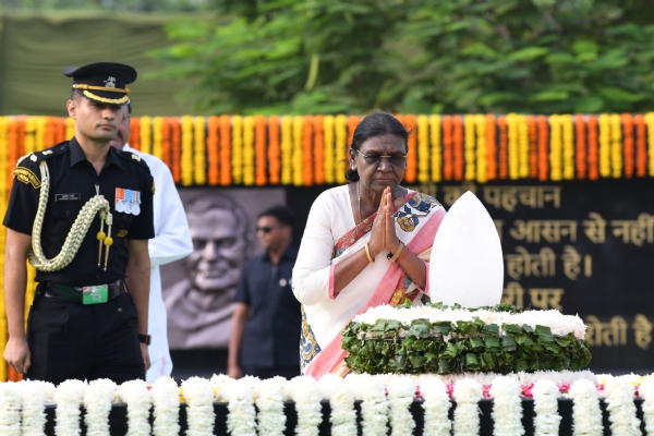 सदैव अटल में श्रद्धासुमन अर्पित करती राष्ट्रपति द्रोपदी मुर्मु सदैव अटल में श्रद्धासुमन अर्पित करती राष्ट्रपति द्रोपदी मुर्मु