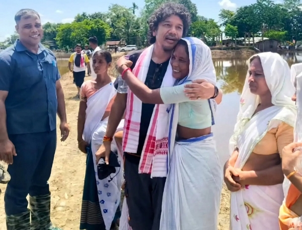 असम बाढ़ः शिवसागर के निमाइजन इलाके में बाढ़ से प्रभावित गांवों का दौरा वहां के निवासियों तथा राहत कार्यों में जुटे स्थानीय स्वयंसेवकों से बातचीत करते बॉलीवुड के मशहूर पार्श्व गायक पापोन। फाइल फोटो