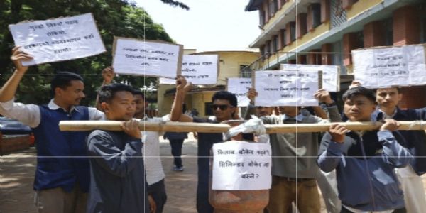 एलपीजी आपूर्ति सहज बनाउन माग गर्दै विद्यार्थीको काठमाडौंमा प्रदर्शन