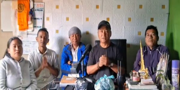 संकट साथी संस्था सहयोग राशि र सामग्रीहरू वितरण गर्न असम जाने