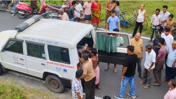 शव को अपने कब्जे में लेकर ले जाती पुलिस