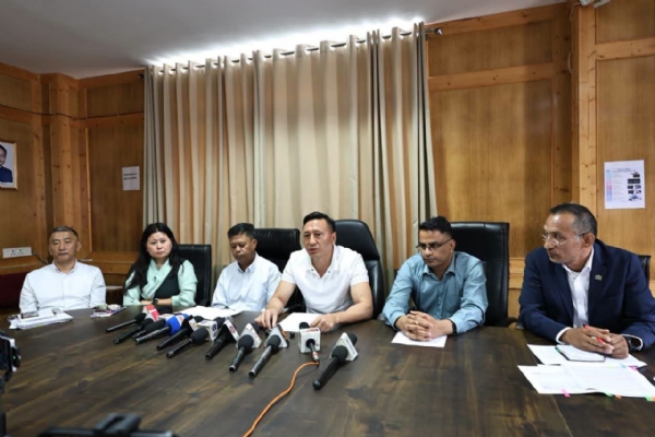 पत्रकार सम्मेलनमा उपस्थित अधिकारीहरू पत्रकार सम्मेलनमा उपस्थित अधिकारीहरू