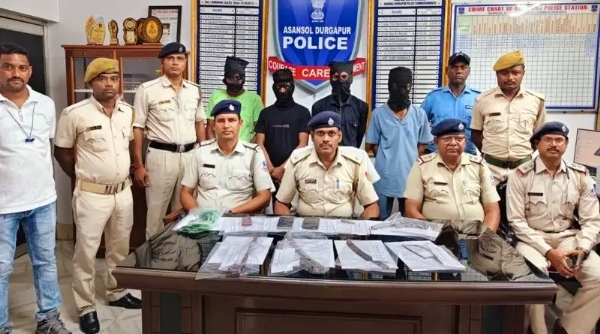 पत्रकारों से बात करते पुलिस अधिकारी
