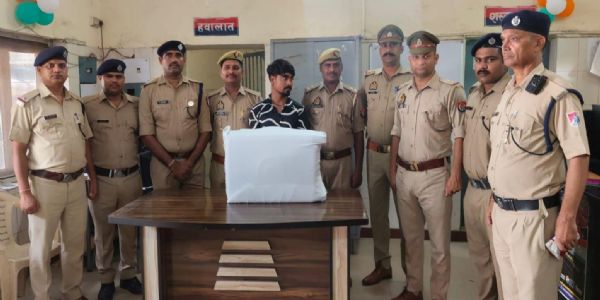 कानपुरमा रेल पर्खिरहेको तस्कर पक्राउ, ट्राली ब्यागमा 13 किलो 650 ग्राम गांजा फेला
