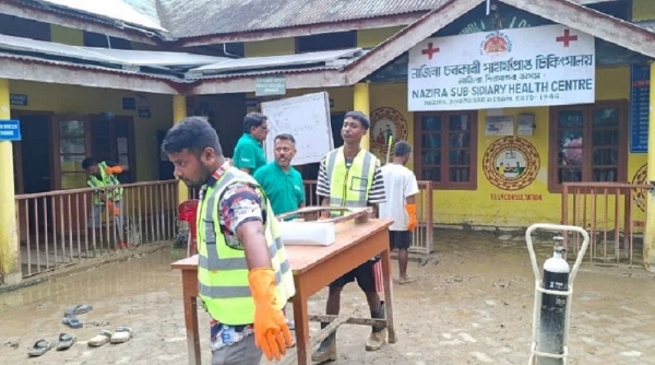 असमः बाढ़ प्रभावित स्वास्थ्य केंद्र की सफाई का दृश्य