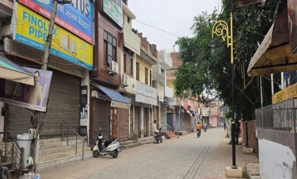 पंजाब के डेराबस्सी में बंद पड़ा बाजार पंजाब के डेराबस्सी में बंद पड़ा बाजार