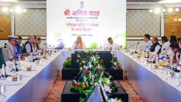 केन्द्रीय गृह एवं सहकारिता मंत्री अमित शाह और पश्चिम बंगाल के मुख्यमंत्री शुभेन्दु अधिकारी शनिवार को सिलिगुड़ी में विभिन्न हितधारकों और पश्चिम बंगाल के पहाड़ी क्षेत्र के प्रतिनिधियों के साथ एक बैठक करते हुए