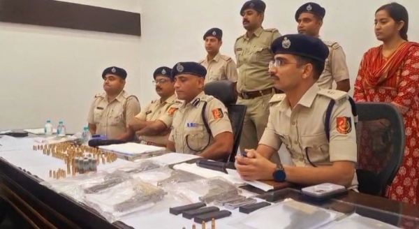 संवाददाता सम्मेलन करते पुलिस अधिकारी