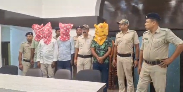 पकड़े गए आरोपियों को लेकर जाती पुलिस
