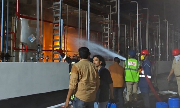 फार्मा कंपनी में आग के बाद राहत और बचाव करते कर्मी