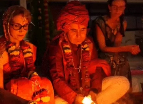 हिंदू वैदिक परम्परा से विवाह की रम्में निभाते हुए विदेशी जोड़े