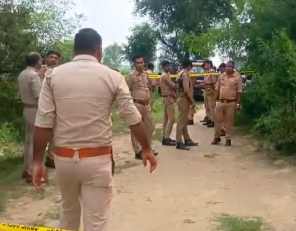 घटना स्थल की जांच करती पुलिस टीम
