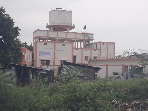फोटो: गोधनी में गैस लीकेज के बाद राहत और बचाव कार्य कर रहे पुलिस कर्मी फोटो: गोधनी में गैस लीकेज के बाद राहत और बचाव कार्य कर रहे पुलिस कर्मी