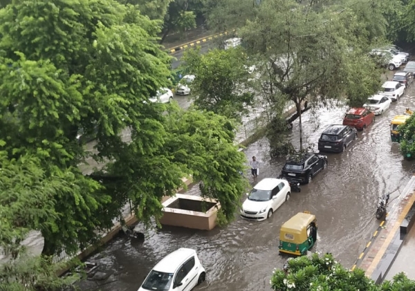 दिल्ली के आजादपुर मेट्रो स्टेशन के बाहर भारी बारिश के कारण जलभराव की स्थिति उत्पन्न।