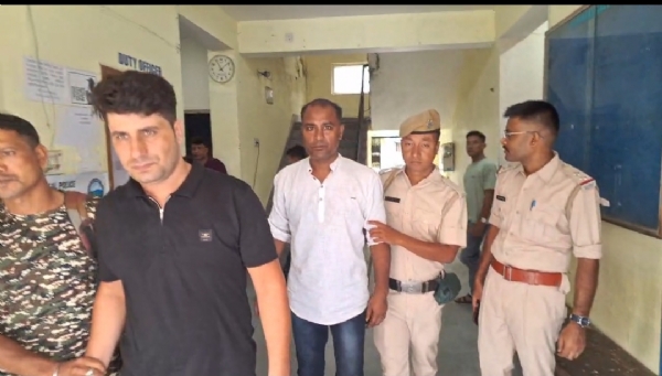 गिरफ्तार अफगानिस्तानी युवक के साथ भारतीय