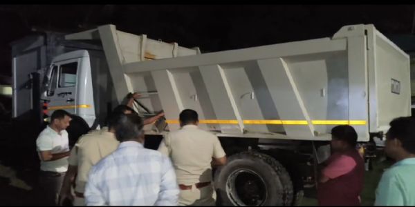 वैध कागजात नभएको कारण ढुङ्गाले भरिएको डम्पर जफत, चालक पक्राउ