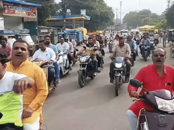 धार में हिंदू संगठनों से जुड़े लोगों ने बाजार पहुंचकर की बंद की अपील