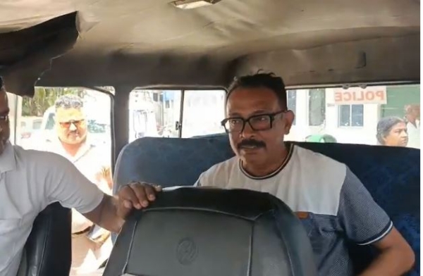गिरफ्तार तृणमूल नेता को अदालत  ले जाती पुलिस