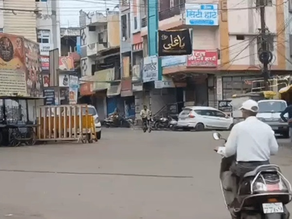 धार शहर में दुकानें रहीं बंद