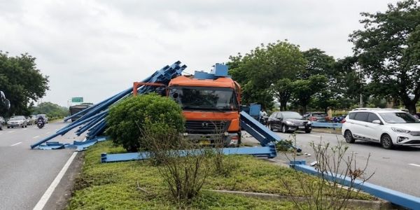 तेलङ्गानामा बस र रडले भरिएको कन्टेनरबीच ठक्कर, 5 जनाको मृत्यु, 20 जना घाइते