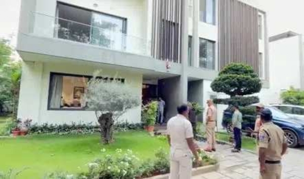 हरीश राव को हाउस अरेस्ट करने पहुंची पुलिस हरीश राव को हाउस अरेस्ट करने पहुंची पुलिस