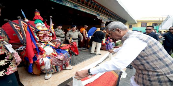 चुक्लाखाङ प्यालेसमा ‘पाङतोए छाम’ नृत्य प्रस्तुत, राज्यपाल ओमप्रकाश माथुर सहभागी