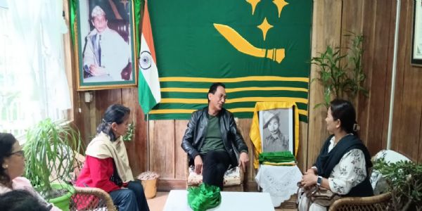 गोर्खा राष्ट्रिय नारी संगठन सोनादा शाखाको गोरामुमो अध्यक्ष मन घिसिङसँग सांगठनिक भेटघाट