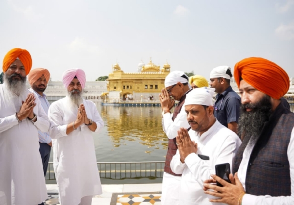 केंद्रीय कृषि मंत्री शिवराज चाैहान दरबार साहिब में माथा टेकते हुए