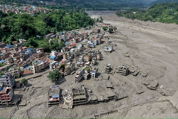 नेपाल में आई बाढ़ के बाद दृश्य (फाइल फाेटाे)