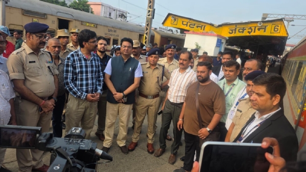 महाराष्ट्र के तीर्थयात्रियों का जत्था पटना जंक्शन पर रेलवे कोच में जाते हुए महाराष्ट्र के तीर्थयात्रियों का जत्था पटना जंक्शन पर रेलवे कोच में जाते हुए