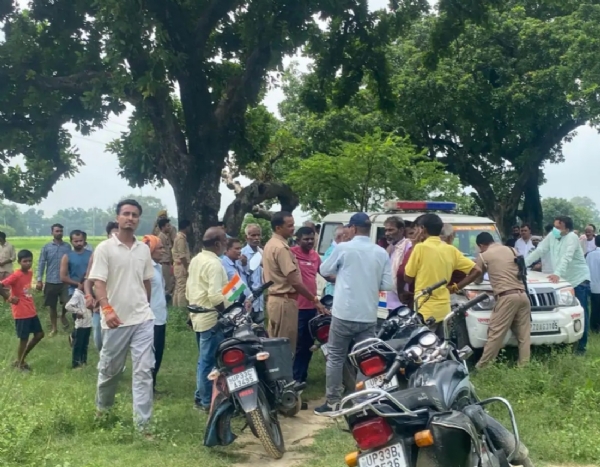 घटना स्थल पर जांच करती पुलिस टीम