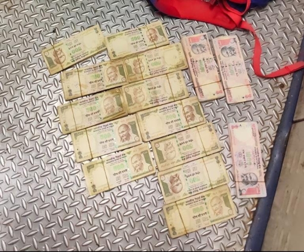 गिरफ्तार आरोपित के साथ पुलिस और पुराने नोट