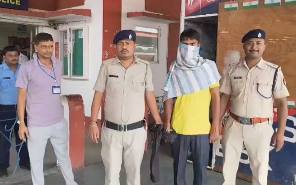 गिरफ्तार आरोपित के साथ पुलिस और पुराने नोट