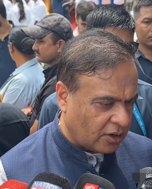 पत्रकारों से बातचीत करते हुए मुख्यमंत्री डॉ हिमंत बिस्व सरमा।