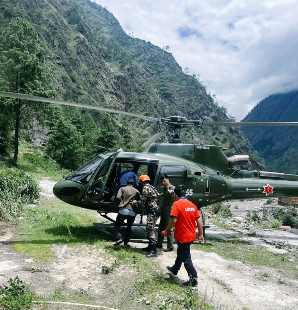 राहत तथा बचाउ कार्यमा जुटेको नेपाली सेनाको हेलिकप्टर