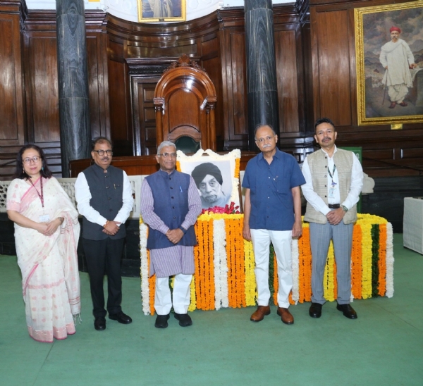 राज्यसभा के उपसभापति हरिवंश के साथ अन्य लोग मौजूद।