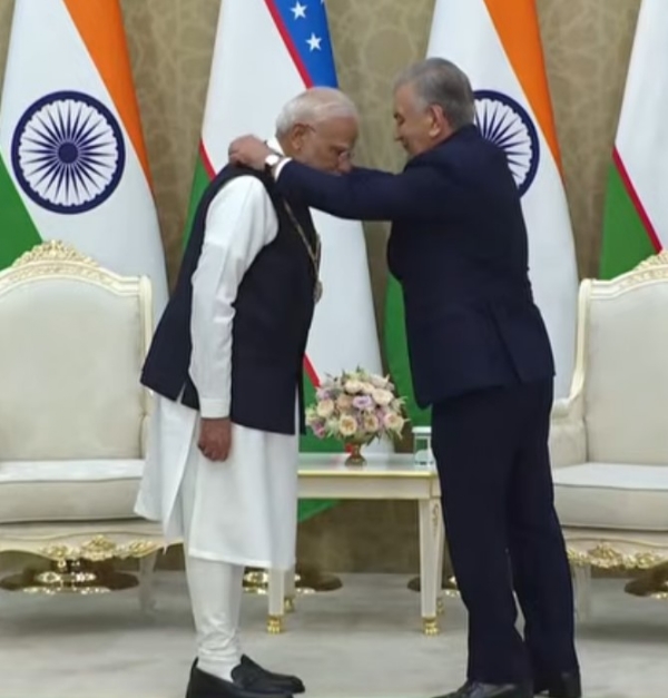 राष्ट्रपति से सम्मान प्राप्त करते प्रधानमंत्री मोदी