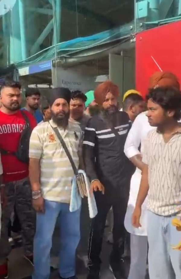 ਏਅਰਪੋਰਟ ’ਤੇ ਹੰਗਾਮਾ ਕਰਦੇ ਹੋਏ ਯਾਤਰੀ।