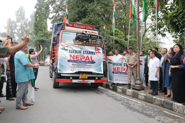 खाद्यान्न, खानेपानी, जीवनरक्षक औषधि, आश्रय सामग्रीले भरिएका तीनवटा ठूला लिएर एसकेएम टोली नेपाल प्रस्थान खाद्यान्न, खानेपानी, जीवनरक्षक औषधि, आश्रय सामग्रीले भरिएका तीनवटा ठूला लिएर एसकेएम टोली नेपाल प्रस्थान