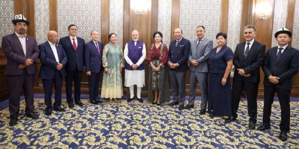 प्रधानमन्त्री मोदीले बिश्केकमा महात्मा गान्धीलाई श्रद्धाञ्जलि अर्पण गरे, भारतसँग सम्बन्ध राख्ने मानिसहरूलाई भेटे